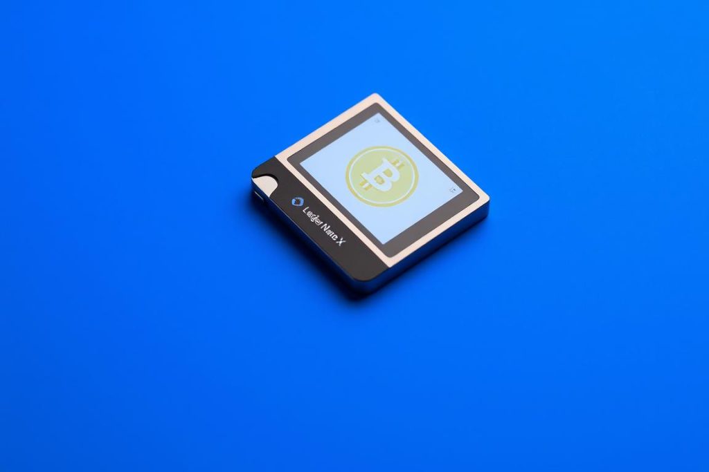 Аппаратный криптовалютный кошелек Ledger Nano X для безопасного хранения криптовалютных активов
